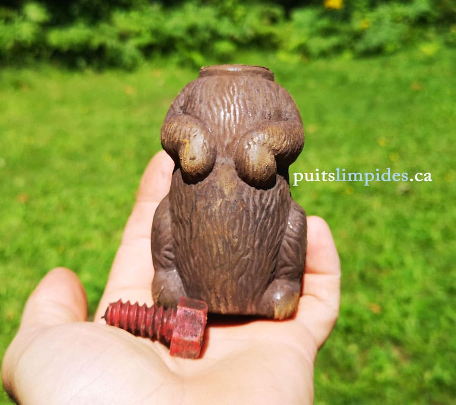 Objets de plastique trouvés dans un puits artésien lors de son nettoyage