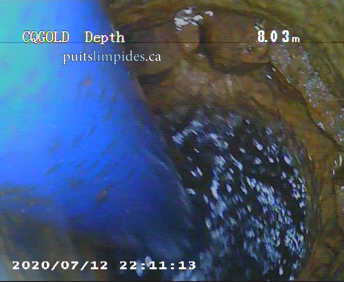 L'eau trouble colorée jaune dans un puits artésien est causée par des veines d'eau situées trop près de la surface.