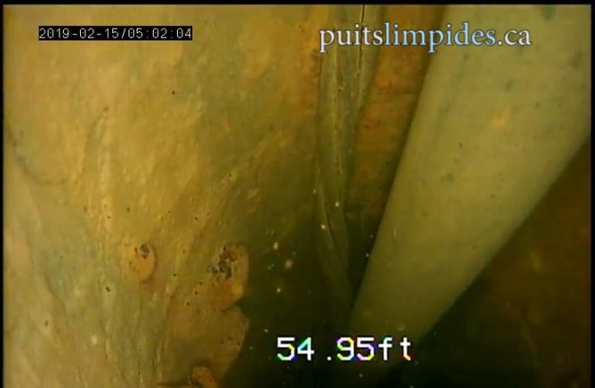 À chaque arrêt et départ d'une pompe de puits artésien, il se produit une légère secousse sur toute la lonqueur du tuyau. Il y aura un léger frottement répété entre les équipements et la paroi, ceci est la cause de bien des pannes.