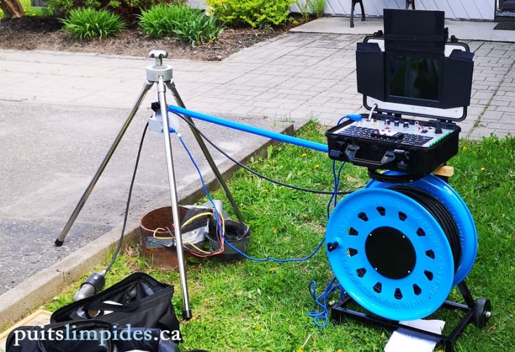 Installation de la caméra submersible pour procéder à une inspection dans un puits artésien de 200 mm de diamètre. Ce puits a une profondeur de 35 mètres.