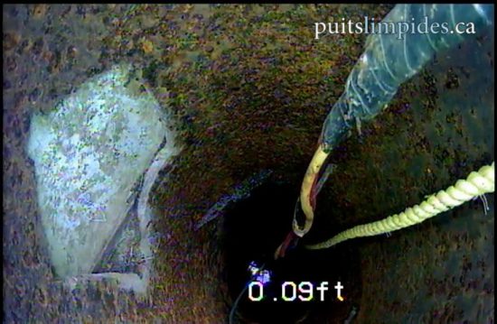 Autre ouverture découverte dans le tuyau d'un puits artésien. L'eau de surface pouvait entrer librement dans le puits, le trou était recouvert d'une feuille de métal.