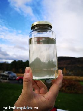 Eau colorée du puits artésien avant de procéder au nettoyage approfondi