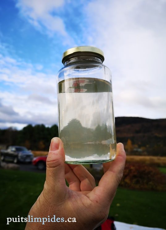 Eau colorée du puits artésien avant de procéder au nettoyage approfondi
