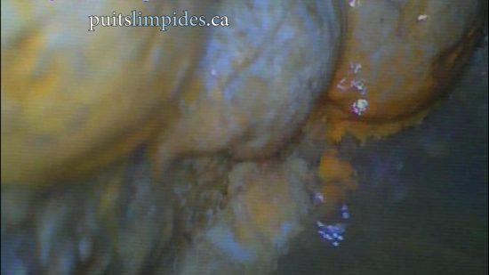 Eau trouble causée par le balayage de l’eau sur la paroi encrassée d’un puits L'eau trouble dans un puits peut être causée par la fluctuation du niveau de l'eau balayant les surfaces, ce qui libère les saletés