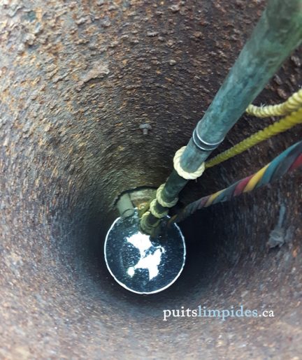 Infiltration d'eau de surface causée par de précédents travaux qui ont laissé un trou dans ce puits artésien