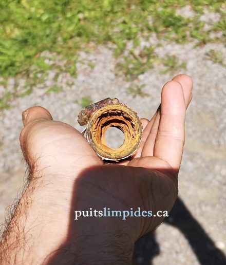 Un raccord en acier va rouiller et causer une baisse de pression dans le puits artésien