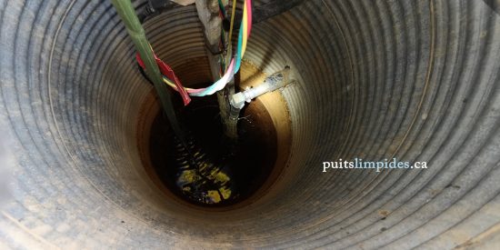 Ancien puits de surface construit avec un tuyau en acier galvanisé, durant une inspection