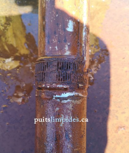 La chute de pression d'un puits artésien peut-être causé par l'obstruction de l'entrée de la pompe