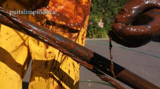 Du biofilm bactérien s'est développé dans ce puits artésien près de la pompe