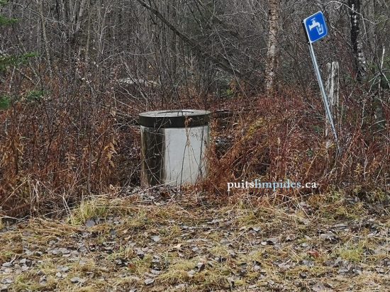 Puits de surface construit avec tuyaux de béton juxtaposés