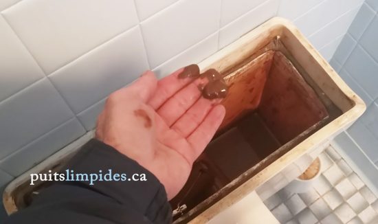 Le réservoir de la toilette en dit long sur le niveau de propreté des puits