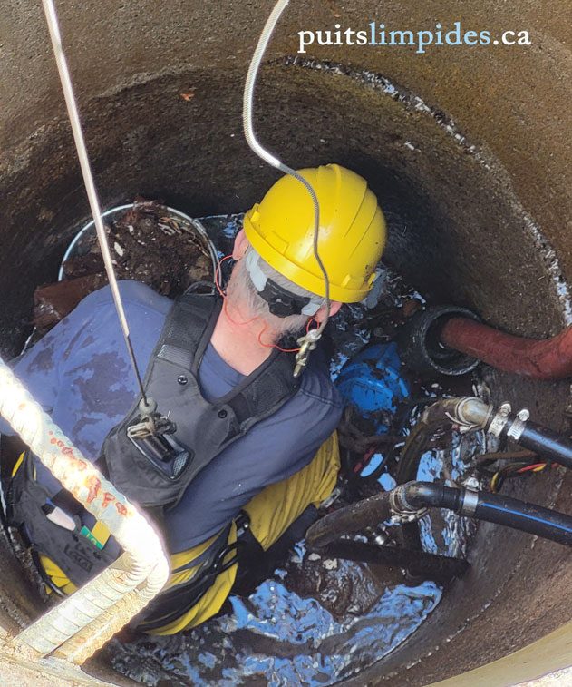 Travailleur au fond d'un puits de surface