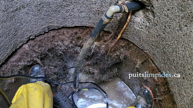 Les matières organiques seront retirées lors du nettoyage de ce puits de surface
