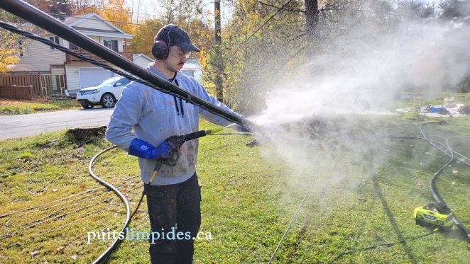 Nettoyage du tuyau et des fils de la pompe du puits artésien